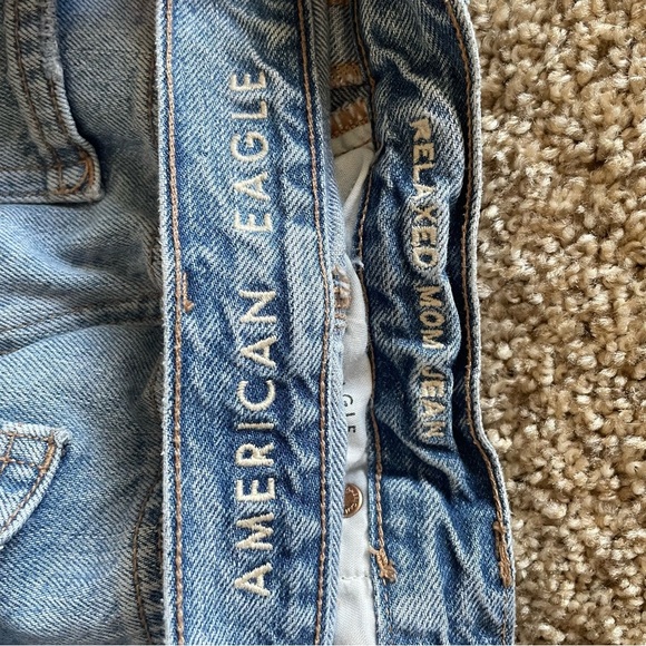 American Eagle Relaxed Mom Jeans Women’s 6 Long Blue Light Wash Tapered Ripped - Picture 11 of 16